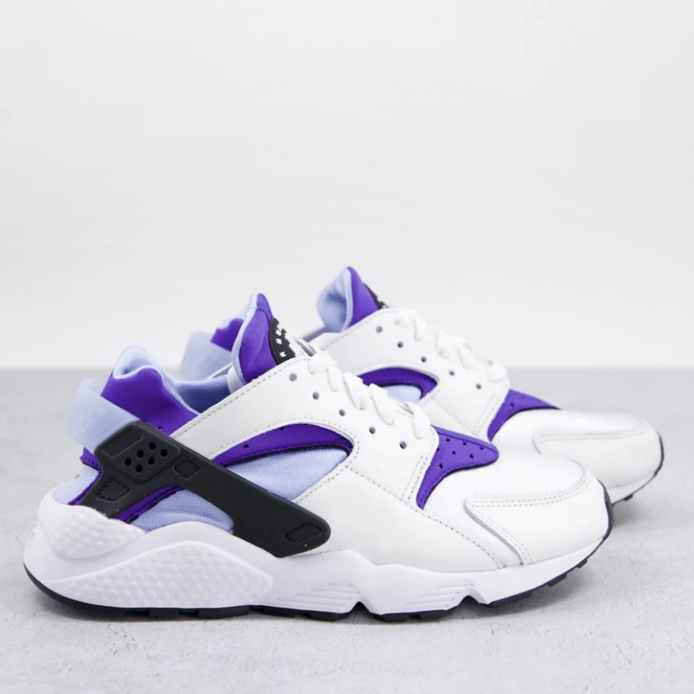 NWT Nike Air Huarache Women’s Sneakers - Picture 4 of 9